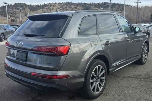 2022 Audi Q7 45 Premium Plus