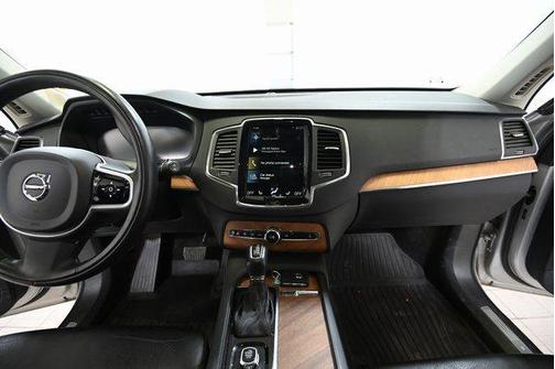 2021 Volvo XC90 T6 Momentum