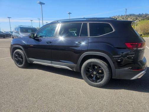 Deep Black Pearl 2024 Volkswagen Atlas 2.0T SE w/Technology 4MOTION