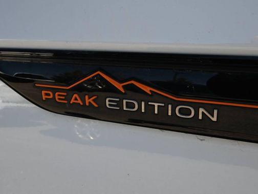 Pure White 2024 Volkswagen Atlas 2.0T SE w/Technology 4MOTION
