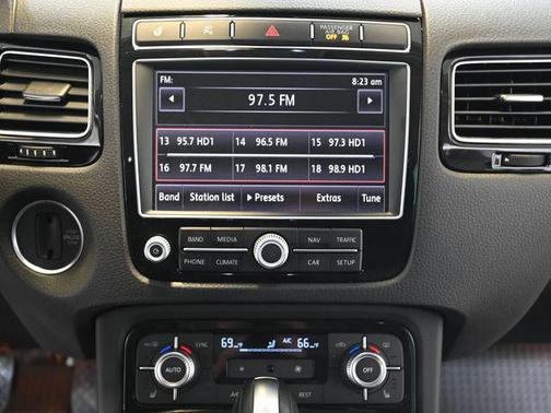 Reflex Silver Metallic 2017 Volkswagen Touareg V6 Sport w/Technology