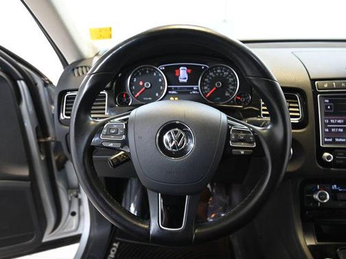 Reflex Silver Metallic 2017 Volkswagen Touareg V6 Sport w/Technology