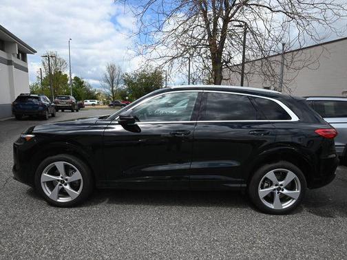 Mythos Black Metallic 2025 Audi Q5 Premium Plus TFSI quattro S tronic