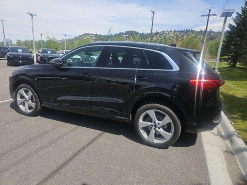 Mythos Black Metallic 2025 Audi Q5 Premium Plus TFSI quattro S tronic