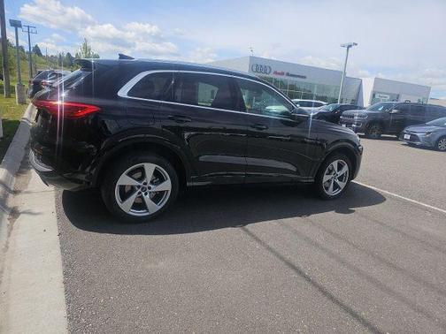 Mythos Black Metallic 2025 Audi Q5 Premium Plus TFSI quattro S tronic