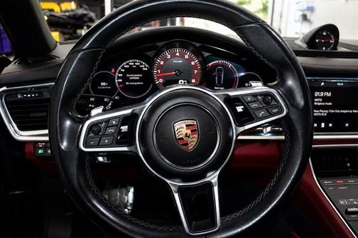 Jet Black Metallic 2018 Porsche Panamera 4