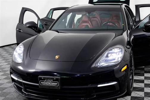 Jet Black Metallic 2018 Porsche Panamera 4