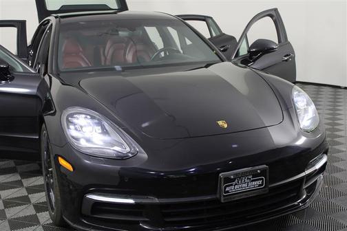 Jet Black Metallic 2018 Porsche Panamera 4