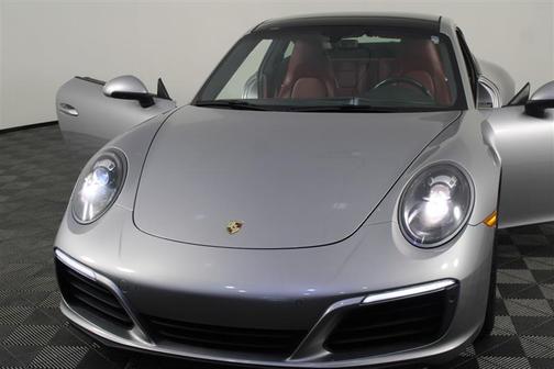 2018 Porsche 911 Carrera