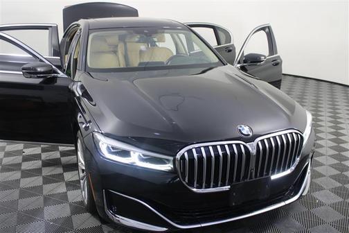 Black Sapphire Metallic 2022 BMW 740 i