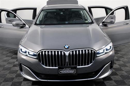 Grey 2022 BMW 740 i xDrive