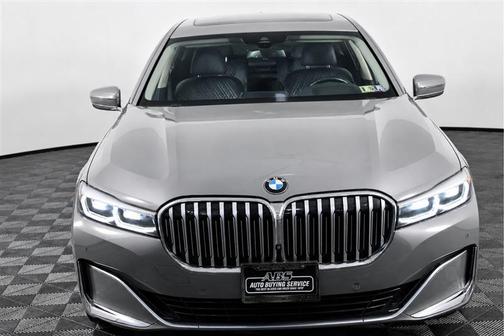 Grey 2022 BMW 740 i xDrive