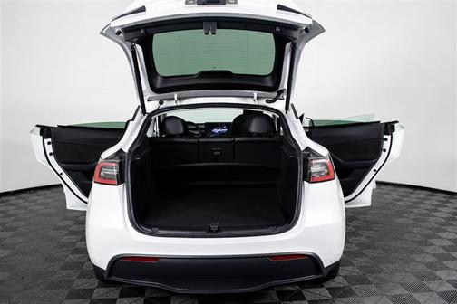 Pearl White Multi-Coat 2023 Tesla Model Y
