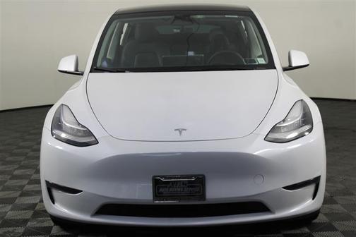 Pearl White Multi-Coat 2023 Tesla Model Y