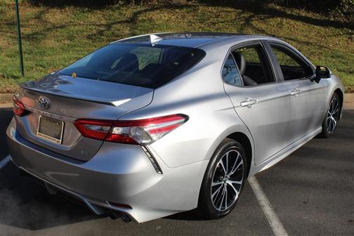 Photo 5 of 32 of 2019 Toyota Camry SE