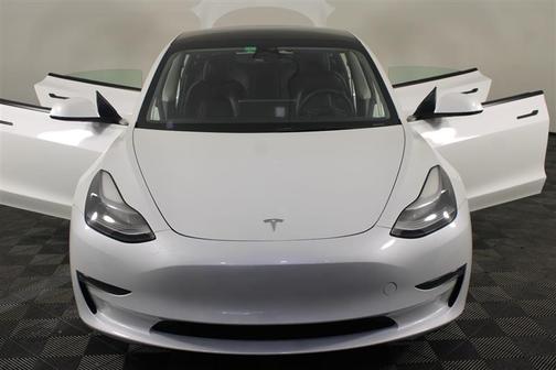 Pearl White Multi-Coat 2023 Tesla Model 3 Standard Range