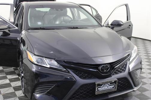 Midnight Black Metallic 2018 Toyota Camry SE