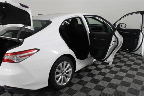 Super White 2018 Toyota Camry LE