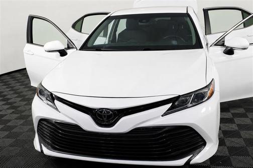 Super White 2018 Toyota Camry LE
