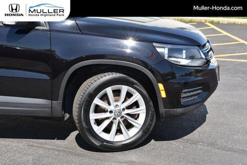 Deep Black Pearl Effect 2017 Volkswagen Tiguan Limited 2.0T S