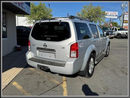 2011 Nissan Pathfinder LE