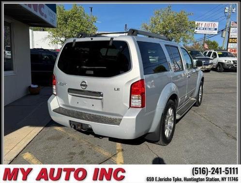 2011 Nissan Pathfinder LE