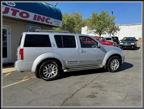 2011 Nissan Pathfinder LE