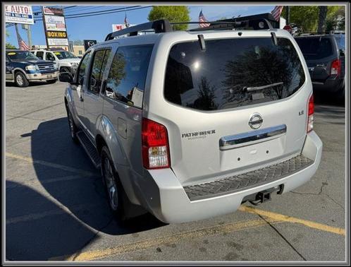 2011 Nissan Pathfinder LE