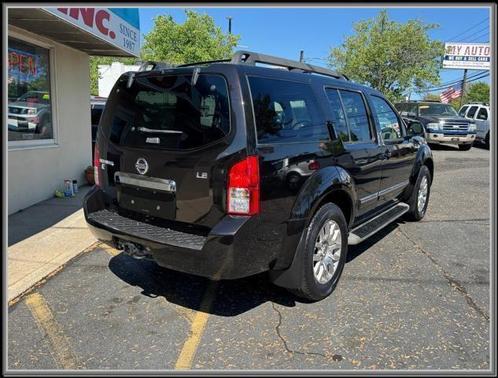 2011 Nissan Pathfinder LE