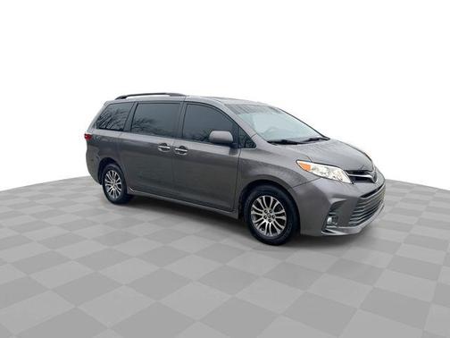 2020 Toyota Sienna XLE