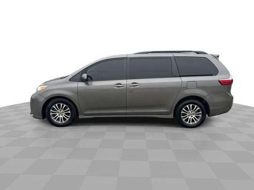 2020 Toyota Sienna XLE