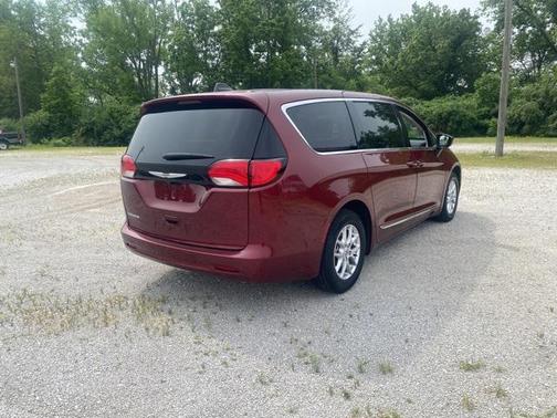 2023 Chrysler Voyager LX