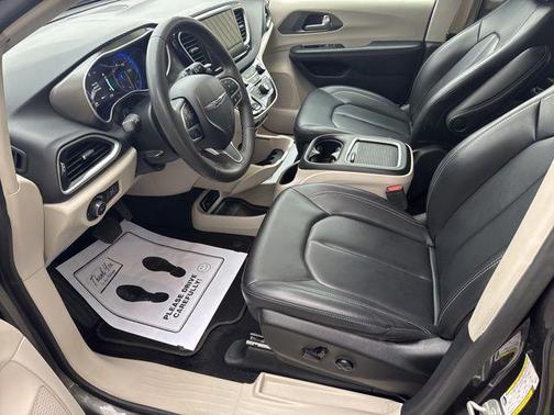 Granite Crystal Metallic Clearcoat 2023 Chrysler Pacifica Touring L