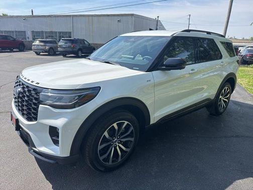 Star White Metallic Tri-Coat 2026 Ford Explorer ST-Line
