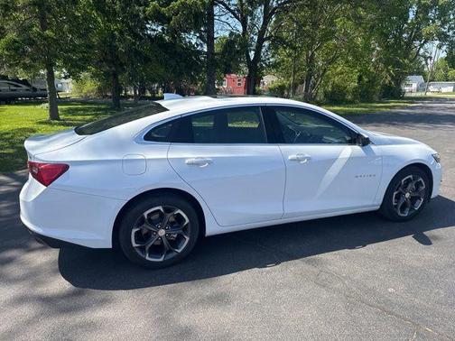 Summit White 2024 Chevrolet Malibu FWD 1LT