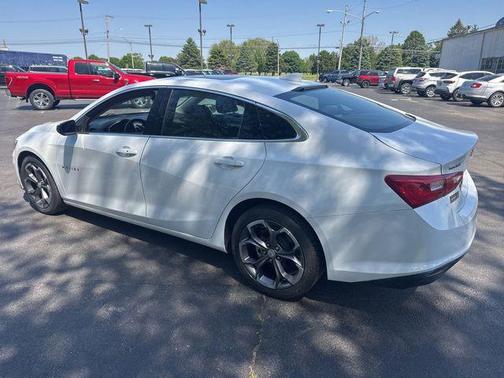 Summit White 2024 Chevrolet Malibu FWD 1LT