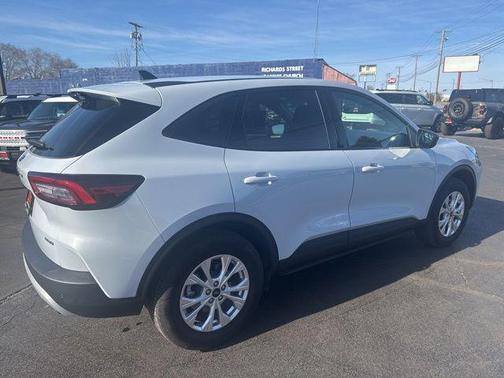 Space Silver Metallic 2025 Ford Escape Active