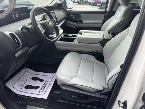 Star White Metallic Tri-Coat 2026 Ford Expedition Max Platinum