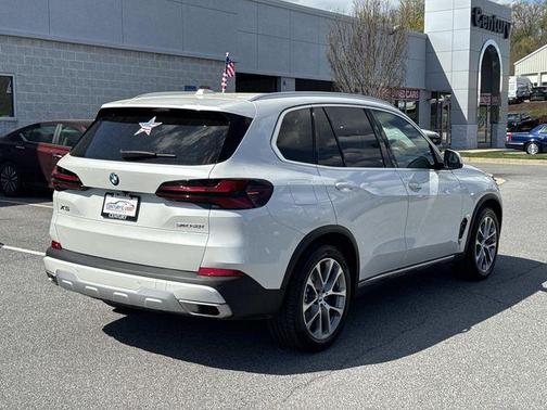 Mineral White Metallic 2024 BMW X5 sDrive40i