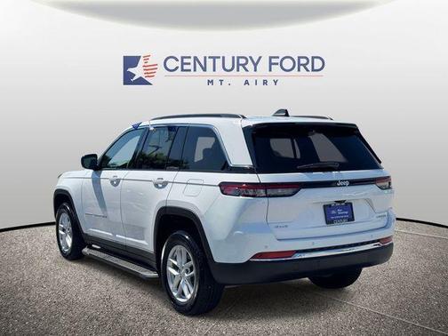 Bright White Clearcoat 2024 Jeep Grand Cherokee Laredo X