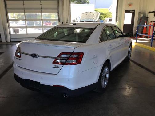 White Platinum Clearcoat Metallic 2016 Ford Taurus SEL