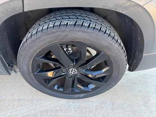 2024 Volkswagen Taos 1.5T SE Black