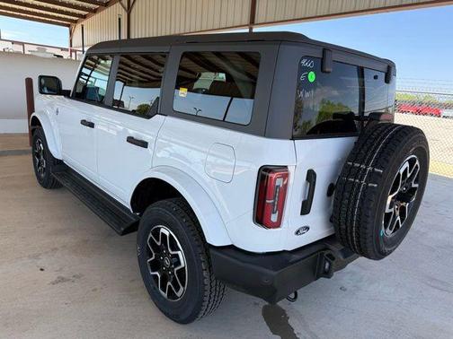 Oxford White 2026 Ford Bronco Outer Banks