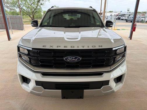 Star White Metallic Tri-Coat 2026 Ford Expedition Max Platinum