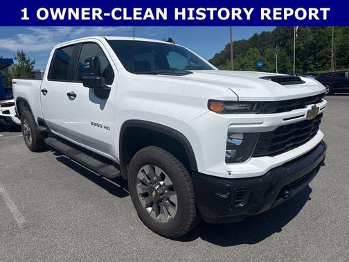 Summit White 2026 Chevrolet Silverado 2500 Custom