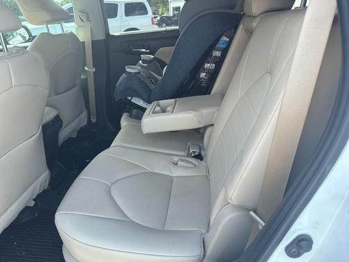 Wind Chill Pearl 2024 Toyota Highlander XLE