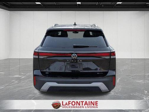 Deep Black Pearl Effect 2025 Volkswagen Tiguan 2.0T SE
