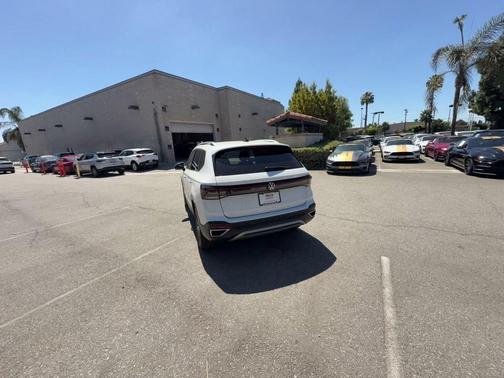 Pure White 2026 Volkswagen Taos SE