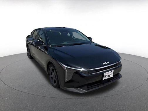 Aurora Black Pearl 2025 Kia K4 LXS