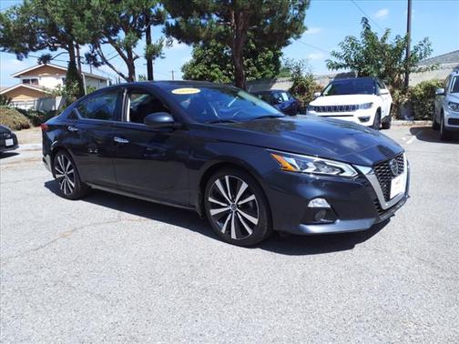 Photo 2 of 28 of 2020 Nissan Altima 2.0 Platinum